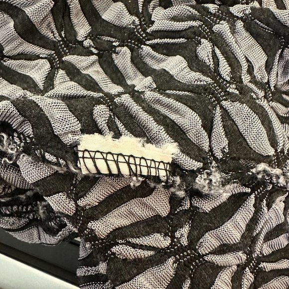 Cut Loose Womens Black Gray Shark Bite Hem 3/4 Sleeve Textured Tunic Blouse Sz M - Picture 6 of 6